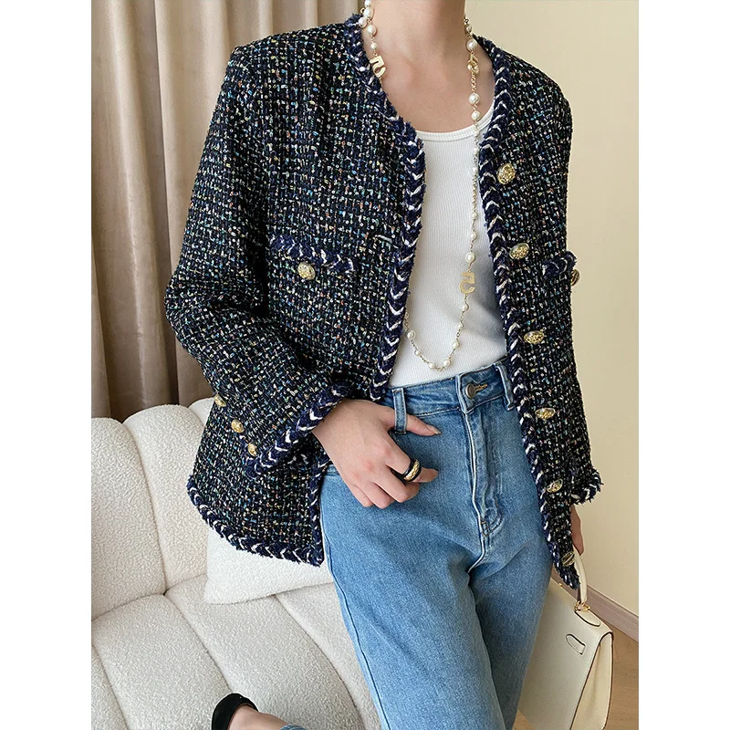 Рисунок 2 - Женское твидовое пальто с круглым вырезом