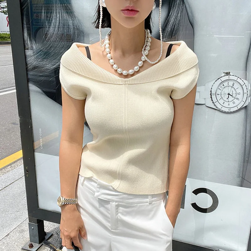 

Женский трикотажный свитер с V-образным вырезом и открытыми плечами