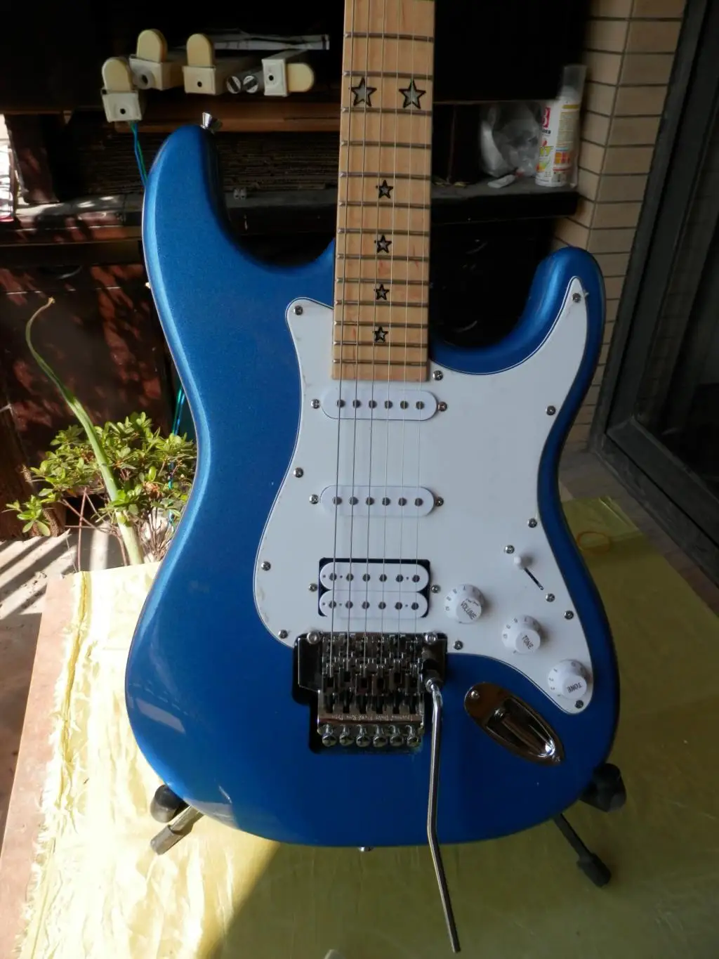 

SSH pickup five - star inlaid maple fingerboard metal blue body ST 6 strings electric guitar Floyd Rose Tremolo bridge 9yue28