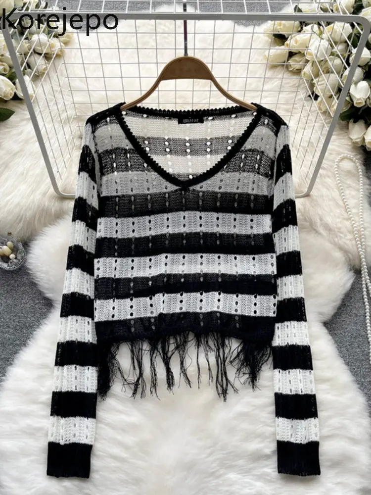 

Свитер в стиле ретро с контрастными полосками и длинными рукавами