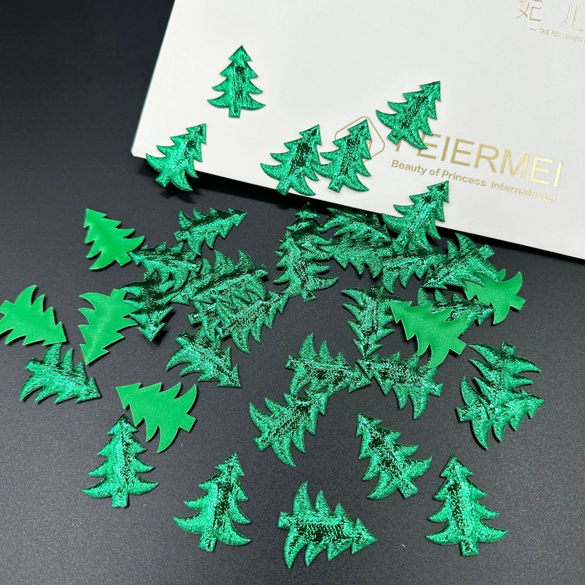 

Рождественские аппликации из блестящей ткани