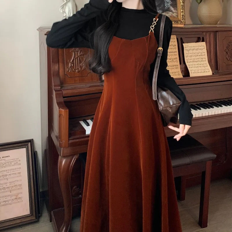 Бархатное платье на бретельках в стиле ретро с французским вырезом больших