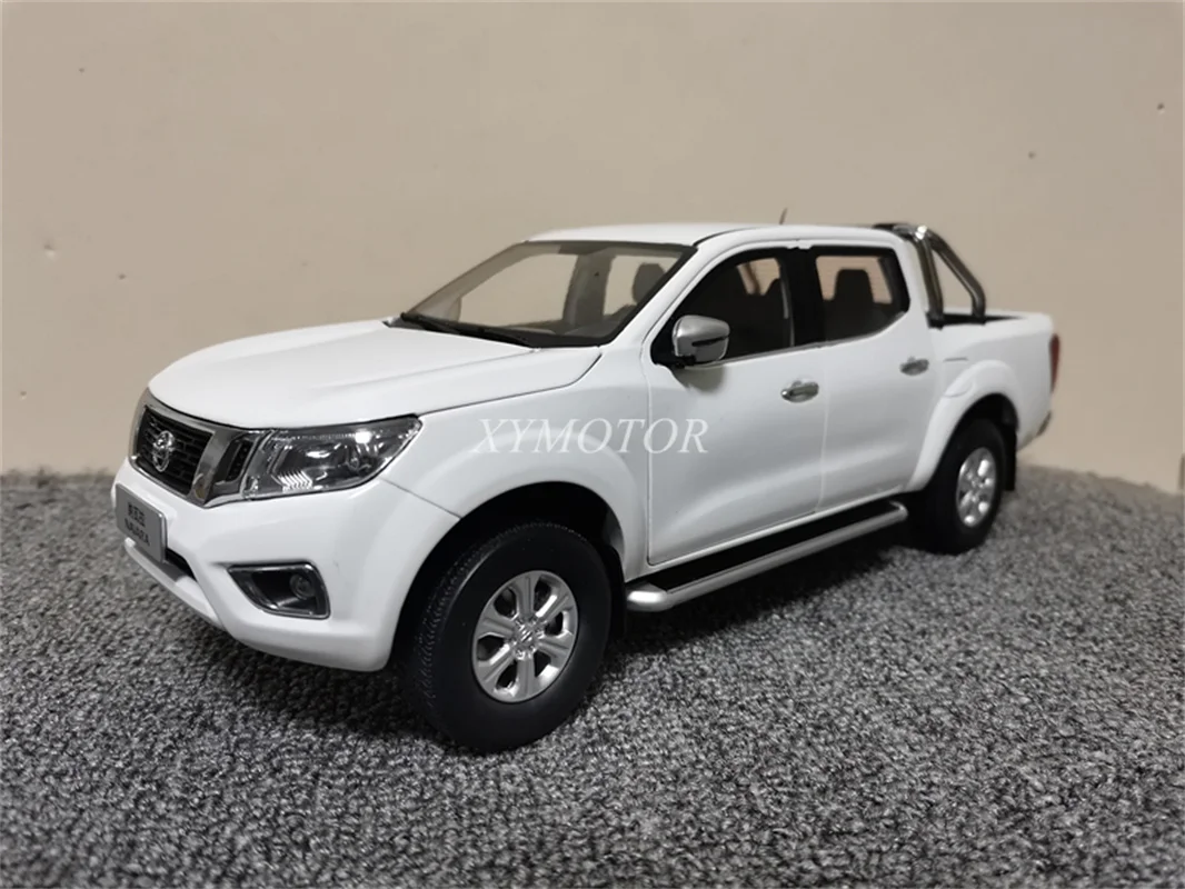 

Модель литая автомобиля для Nissan NAVARA 1/18, игрушки для мальчиков, подарки для хобби, коллекционные украшения белого цвета