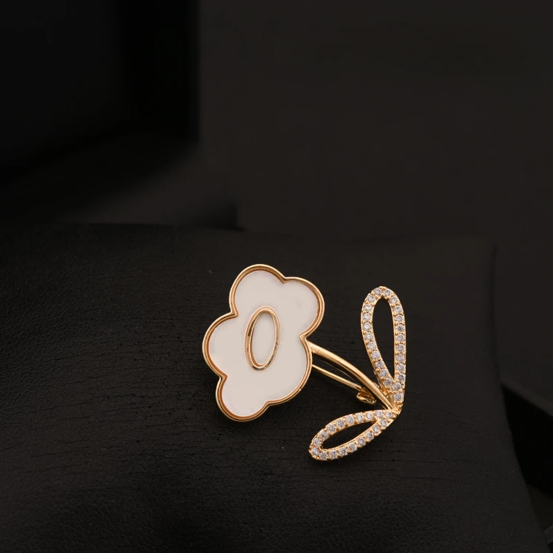 Natural Shell Cute Sunflower Brooch Women Shirt Suit Accessories Exquisite Niche Pin Neckline Buckle Fashion Jewelry Gifts 6005