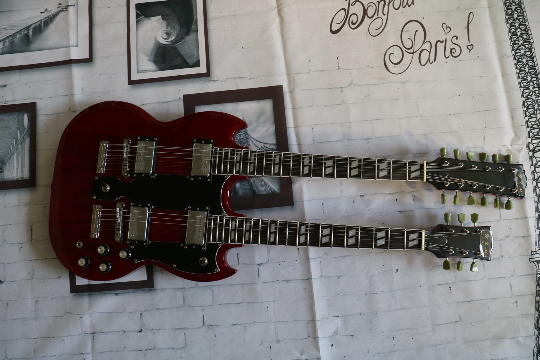 

Red double ended guitar, body mahogany, excellent quality, jade string buttons, best-selling guitar, physical shooting