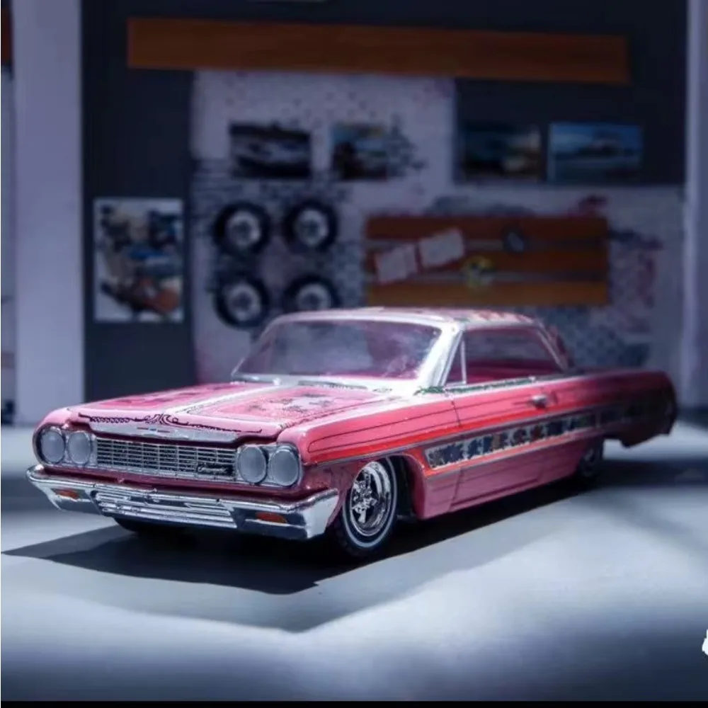 Фото Green Light 1:64 1964 Chevrolet Impala Low Rider — жесткая карта Gypsy Rose, литая под давлением металлическая модель игрушечного автомобиля, детский коллекционный подарок. №1