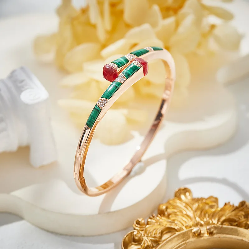 Золотой браслет с цирконами для женщин