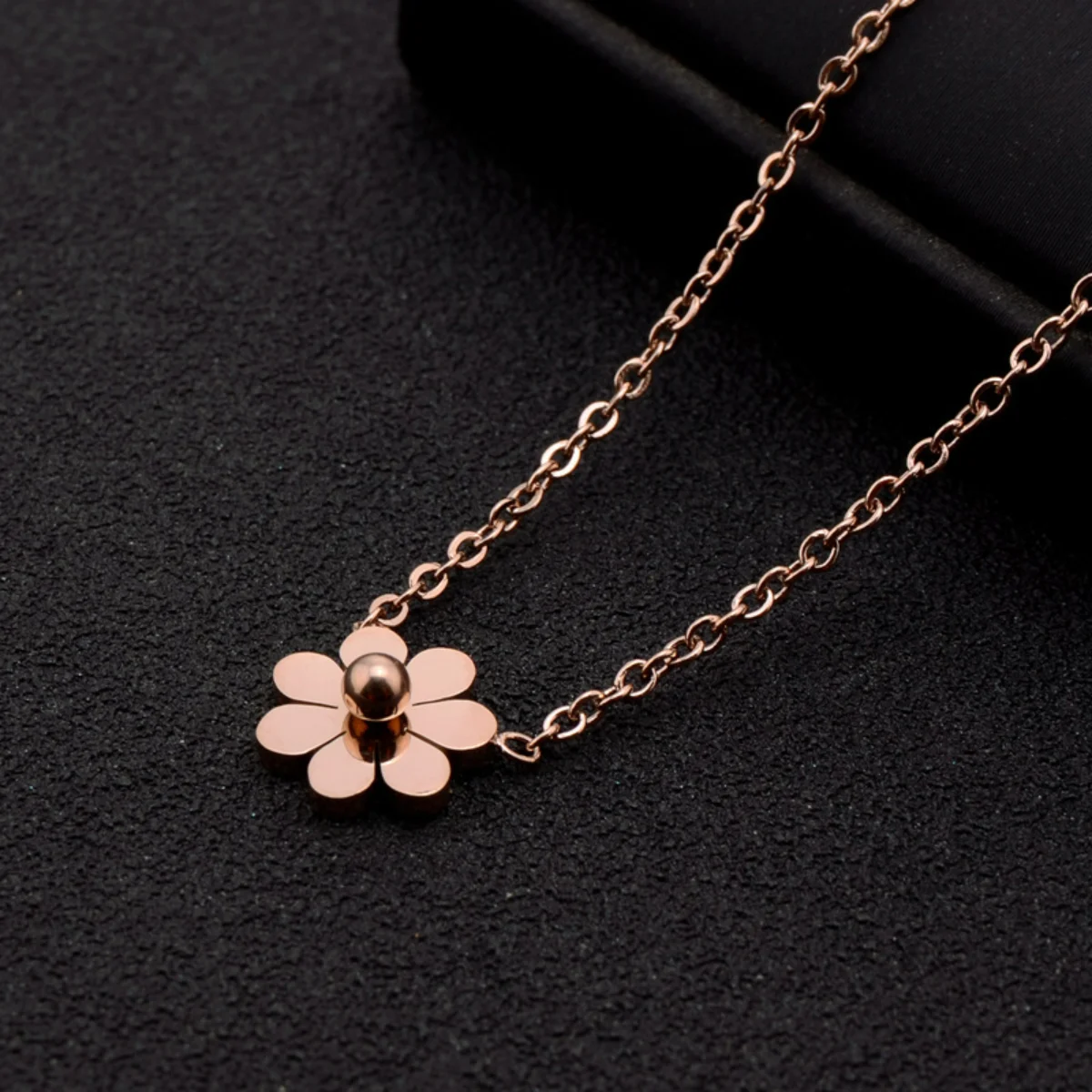 

Simple and versatile Korean version of femininity, rose gold necklace, collarbone chain wholesale, small daisy titanium steel