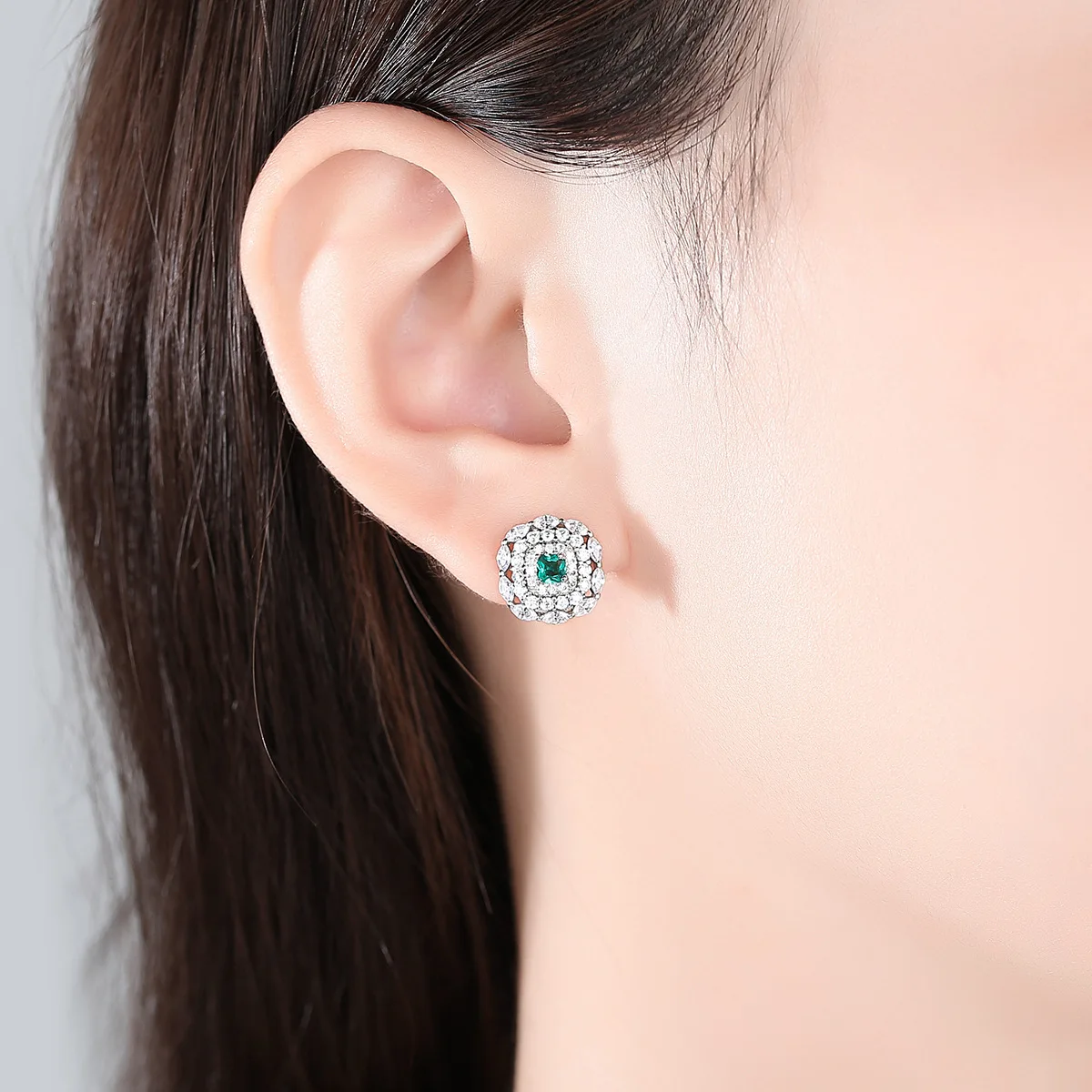 

Premium emerald earrings 925 silver earrings Japan and South Korea simple fashion silver earrings ins niche