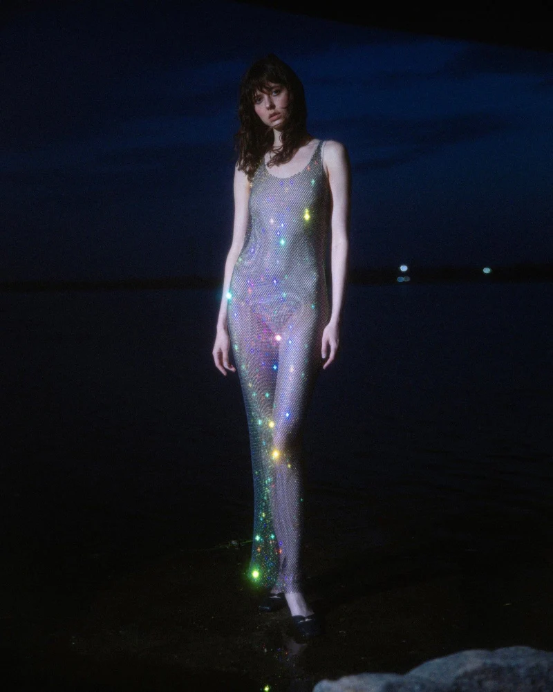 Женское облегающее платье макси с V-образным вырезом и стразами