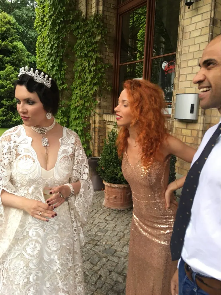 Блестящее женское длинное платье с блестками в пол открытой спиной и золотыми