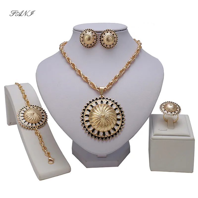 

Женский ювелирный комплект из колье, серёг, кольца и браслета