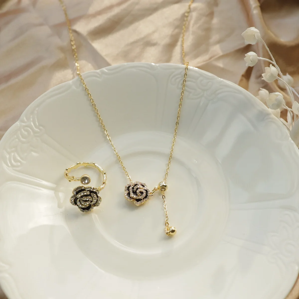 

Vintage Camellia Necklace for woman Fashion Luxury Design Sense Rose Collar Chain