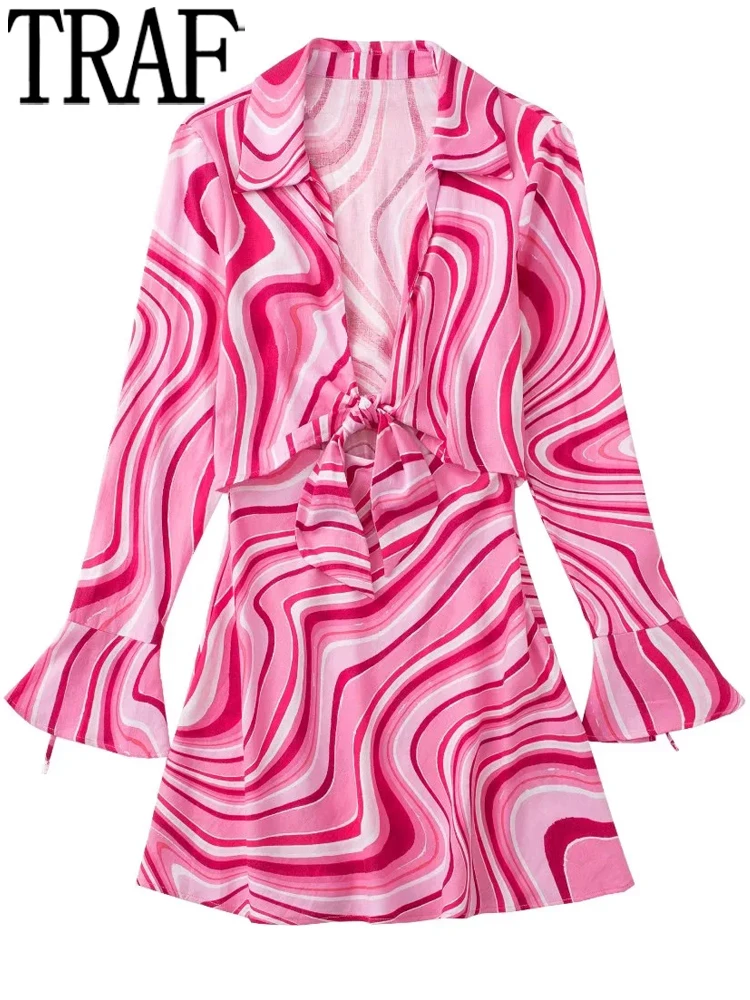 Женское короткое платье с бантом длинным рукавом и вырезами |