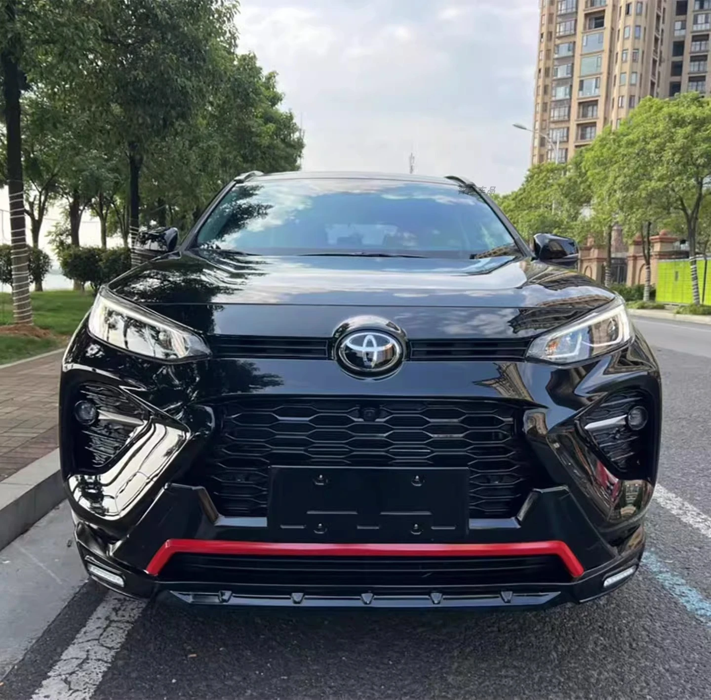 Фото Защитная накладка на передний и задний бампер для Toyota Wildlander 2020-2024, из АБС-пластика, черная, серебристая, красная. №4