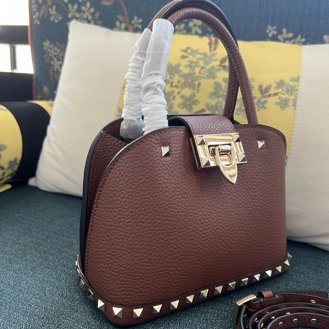 Женская кожаная большая сумка-трансформер — ремешок с заклепками ручка