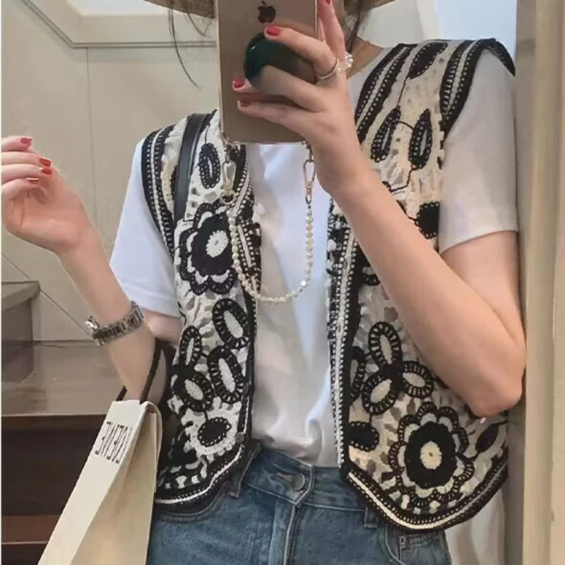 Женская майка с вырезами