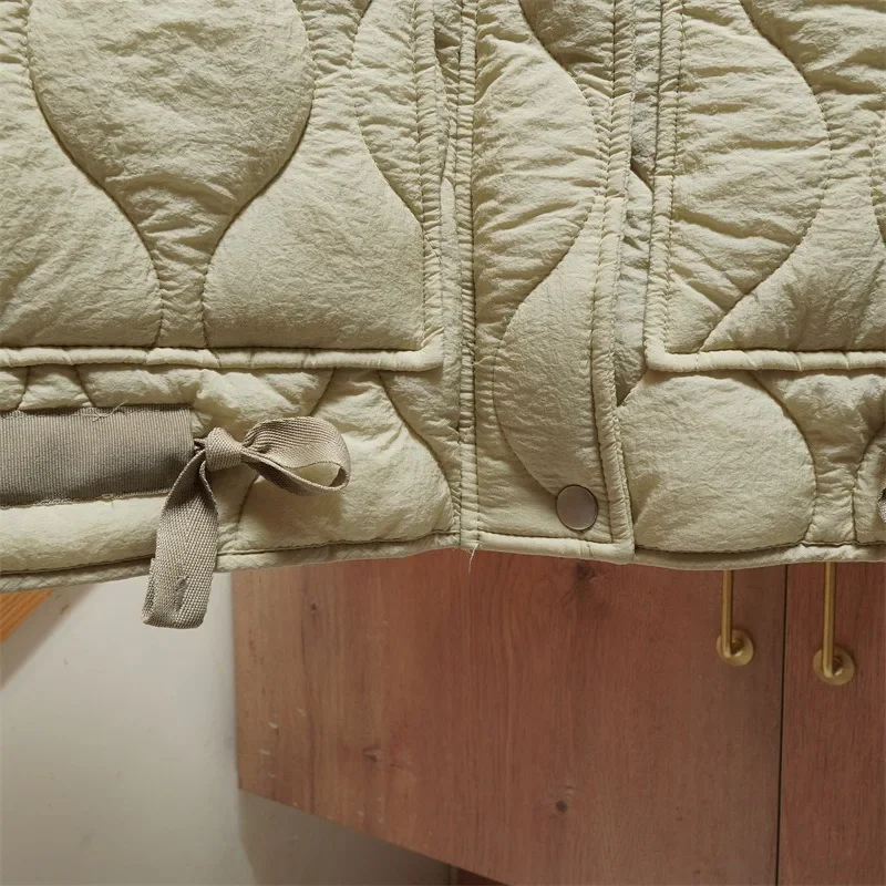 Женская стеганая куртка с высоким воротником и карманами на завязках