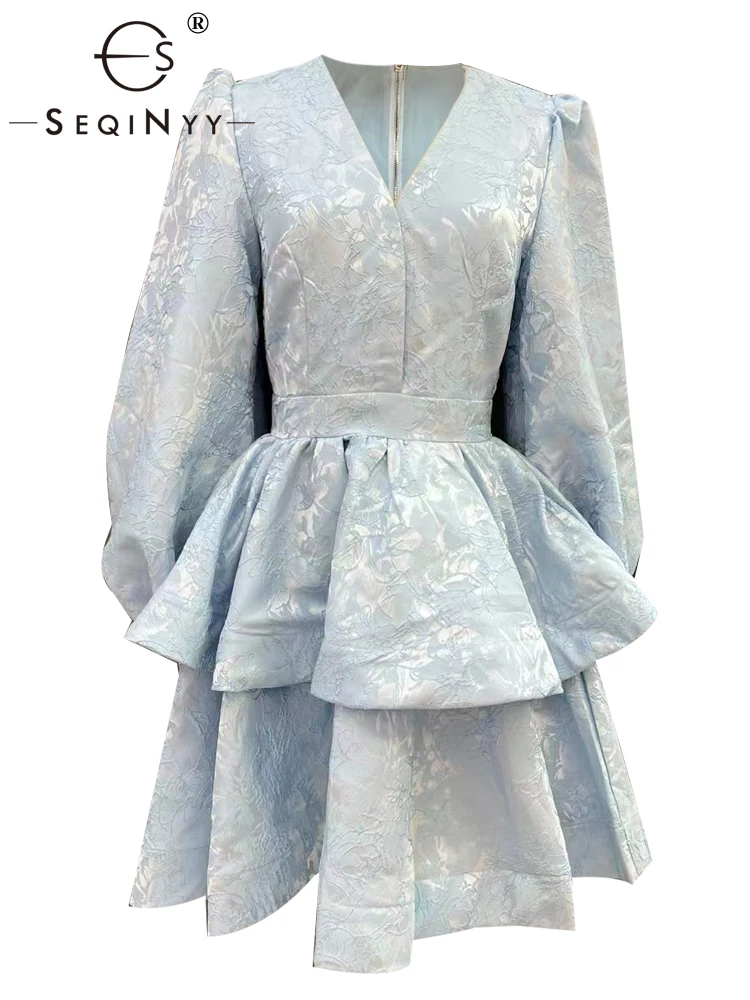 

Женское мини-платье с рукавами-фонариками, жаккардовым узором и оборками