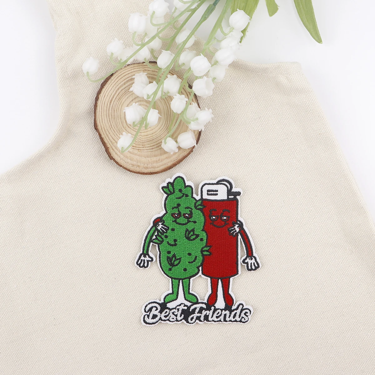 Нашивки с вышивкой Лучшие друзья зажигалки и листья