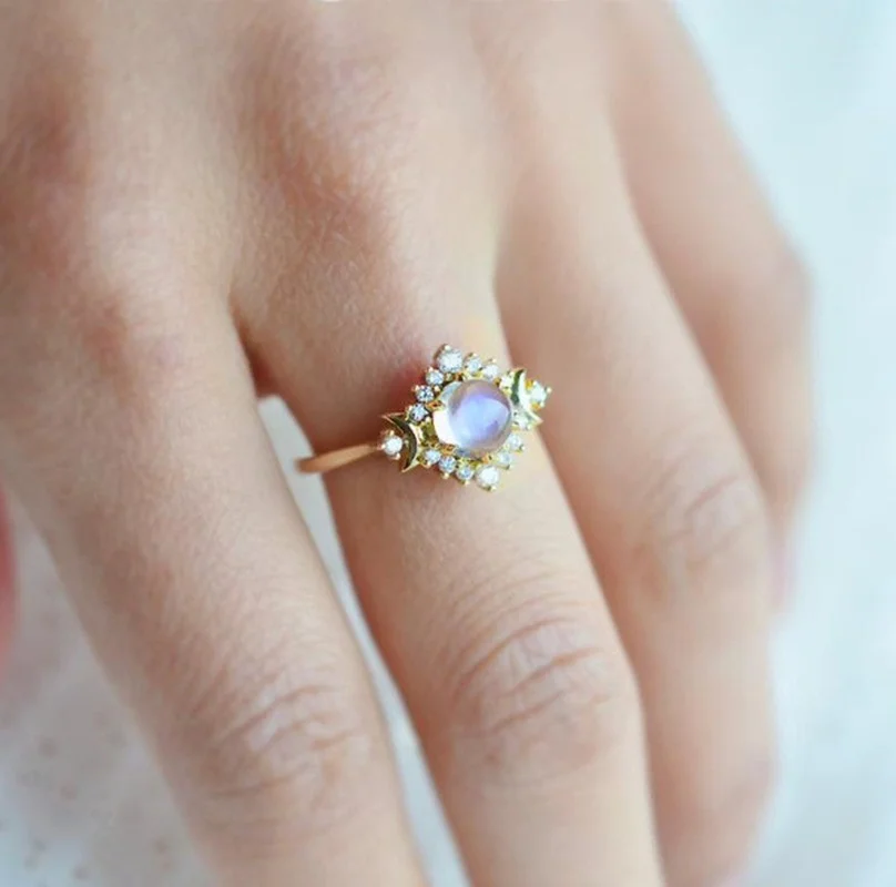 Женское кольцо с лунным камнем готическое серебряное в виде полумесяца моей