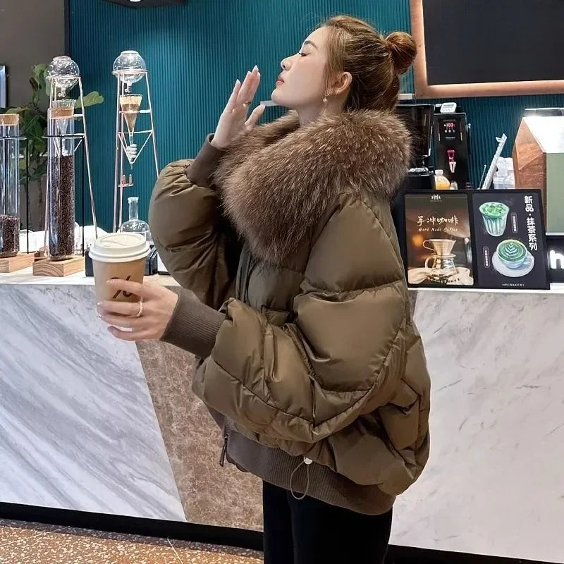 Женский пуховик с большим воротником из натурального меха енота