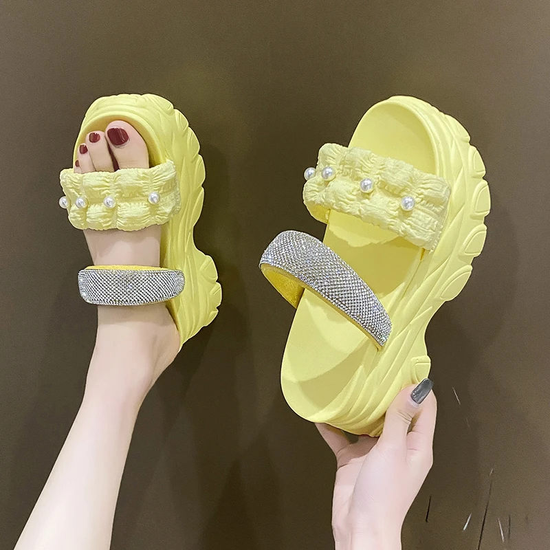 

Женские туфли 2022 шлепанцы повседневные на платформе с бусинами шифоновые женские пляжные тапочки блестящие шлепанцы на каблуке Лоферы мюл...