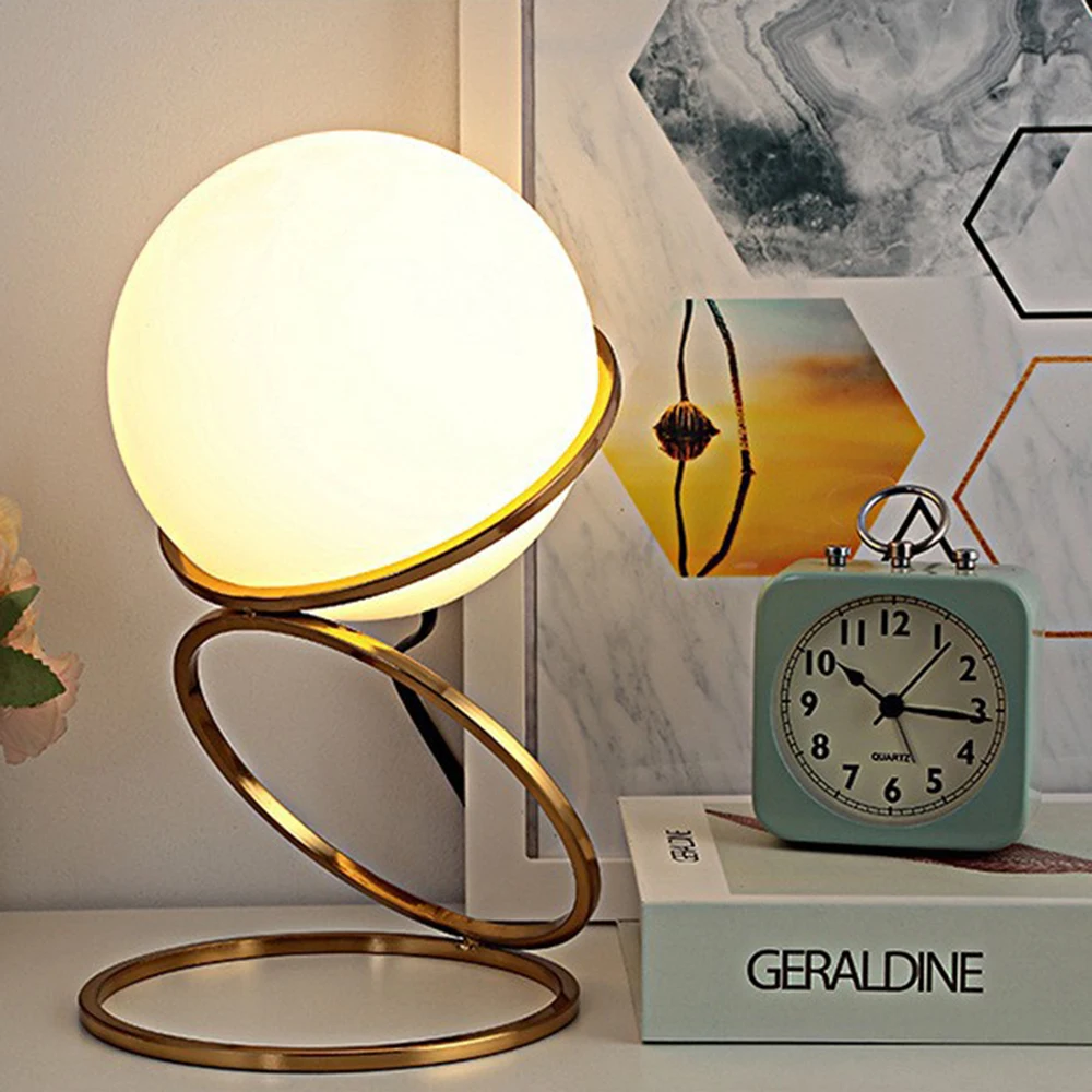 

Современная настольная лампа в виде шара, прикроватный светильник в скандинавском стиле, домашнее теплое украшение для гостиной, креативная стеклянная лампа с золотым и металлическим шариками