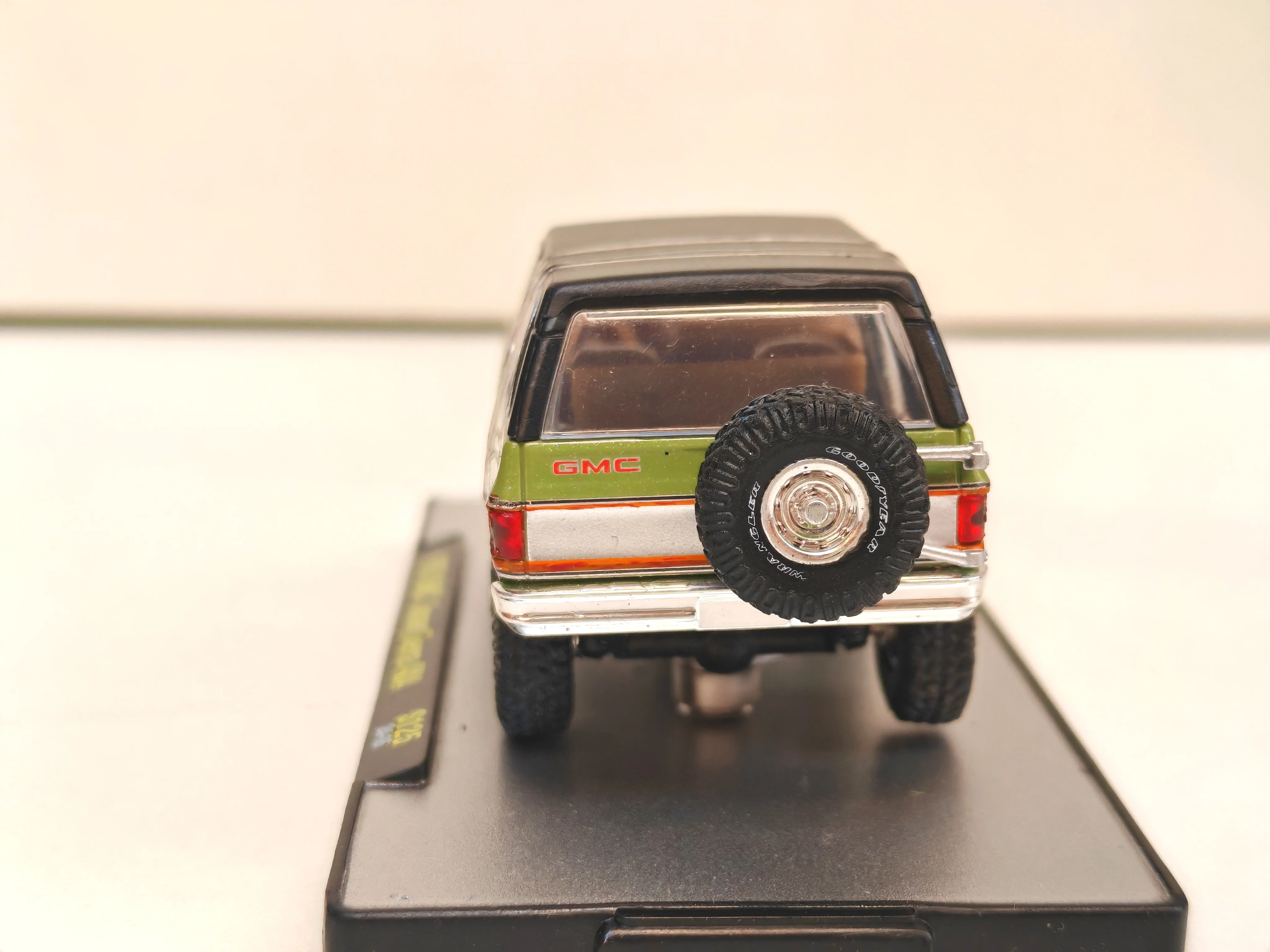 M2 машины 1/64 1973 GMC jimmy Sierra 4X4 S125 литые модели автомобилей из сплава под давлением