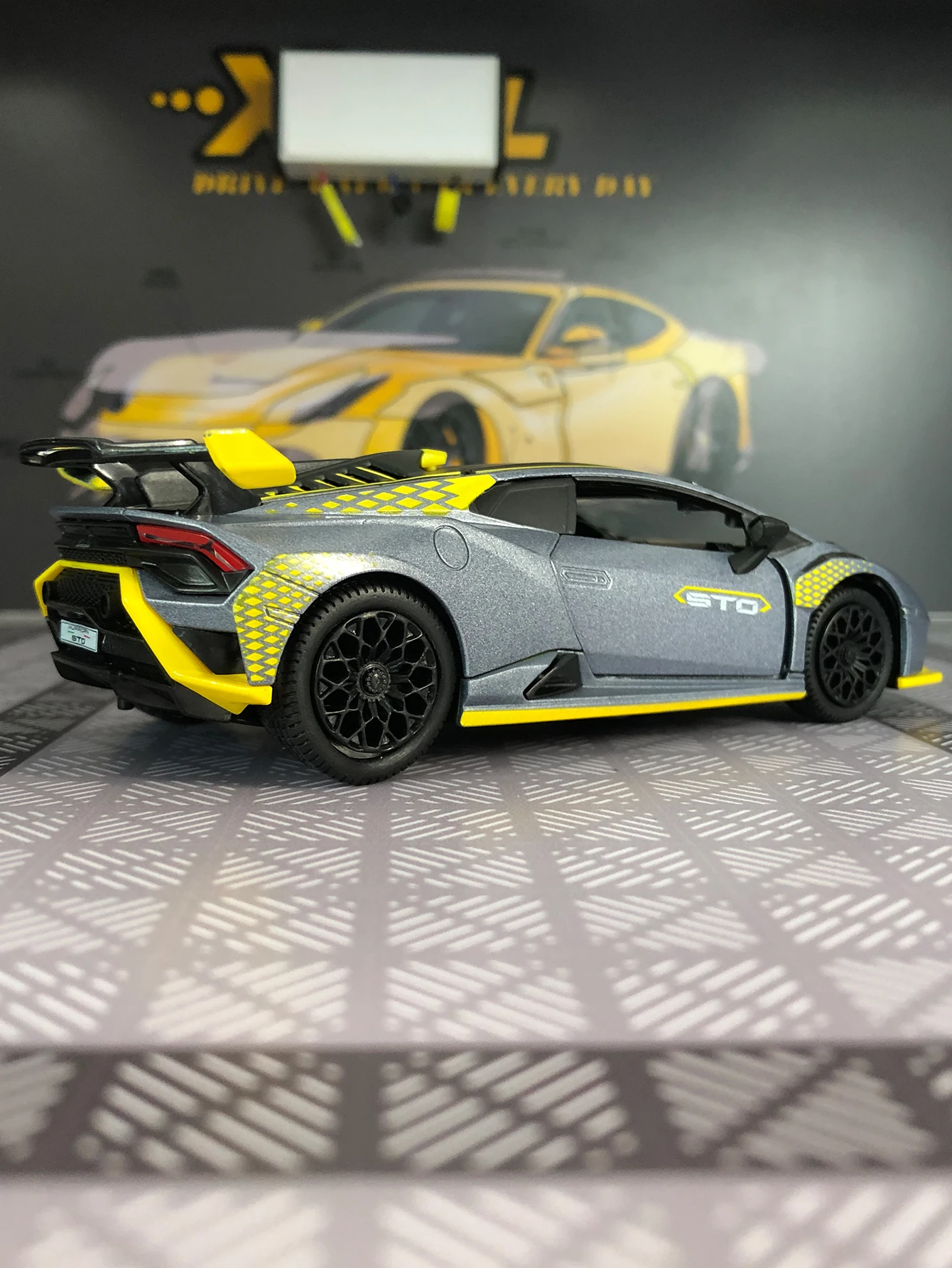 Фото Модель автомобиля CCA 1:32 Lamborghini Huracán STO, декоративная деталь из цинкового сплава, коллекционный подарочный автомобиль. №4