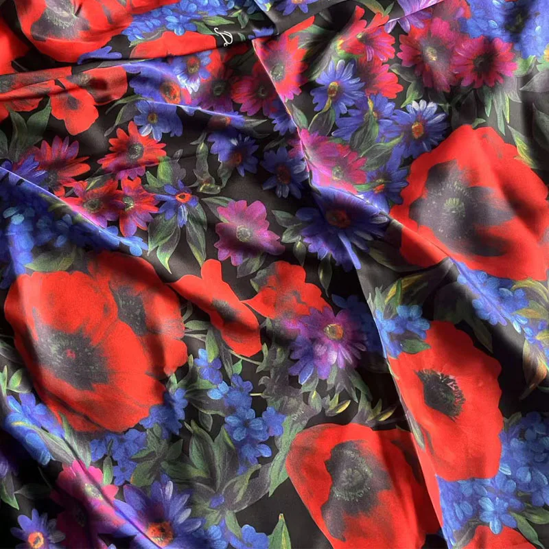 Цветок мака и маленькая ромашка с принтом имитирующая шелковую атласную ткань