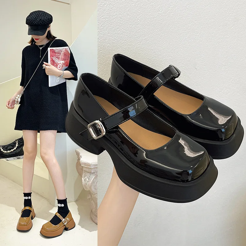 

Туфли женские демисезонные на платформе с квадратным носком и пряжкой