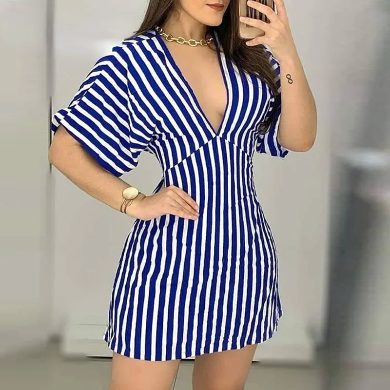Женское платье с V-образным вырезом и открытой спиной в полоску |