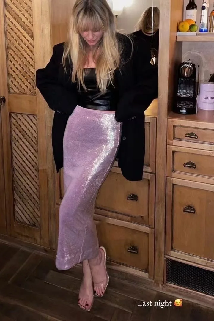 

Женская длинная фиолетовая юбка с блестками и высокой талией