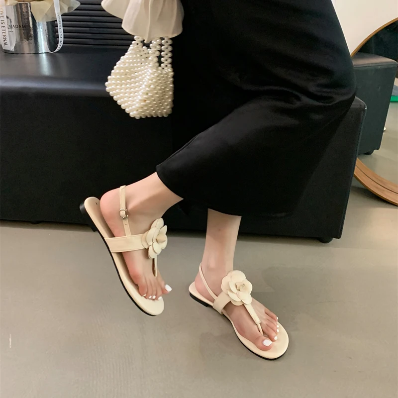 Женские пляжные шлепанцы сандалии на плоской подошве с цветами белые