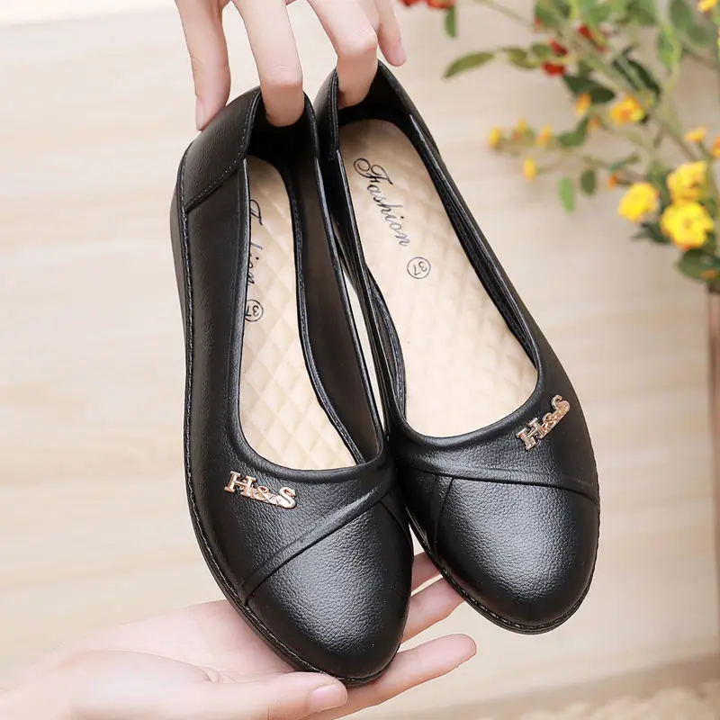 2023 new Black flats shoes woman Leather waterproof Shallow Women's loafers Wedge shoes for women metal Soft Massage zapatillas