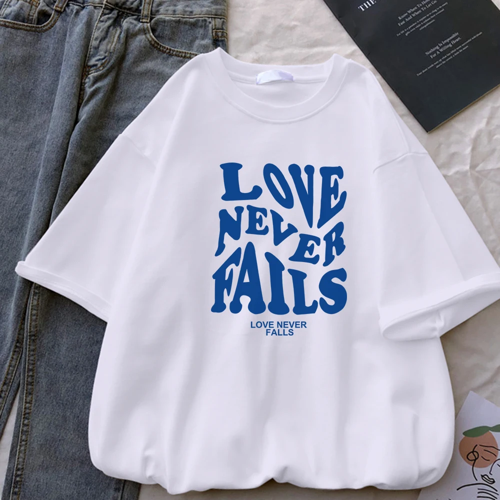 

Женская летняя футболка с принтом надписи Love Never Falls