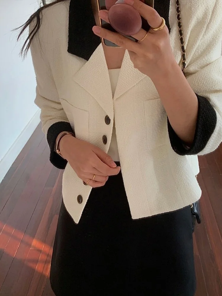 Женский твидовый костюм во французском стиле