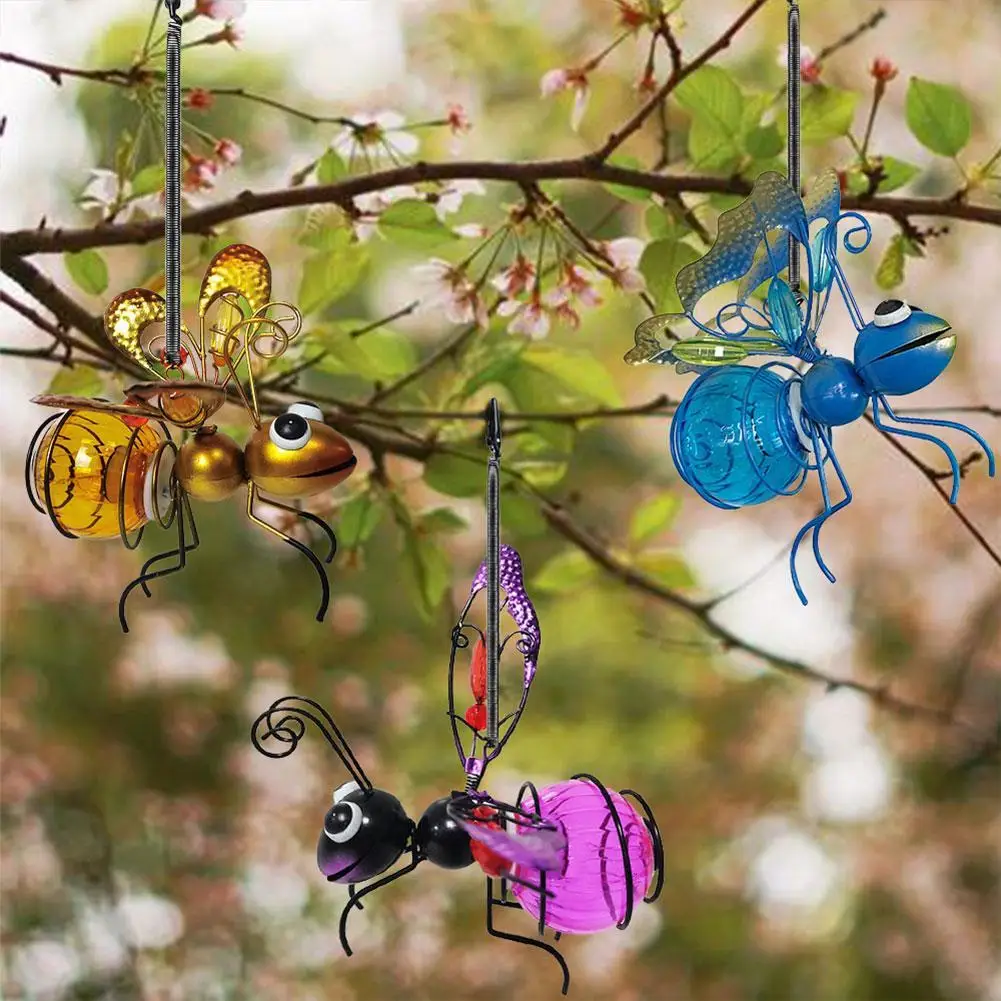 Железная статуя насекомых на солнечной панели искусственные элементы