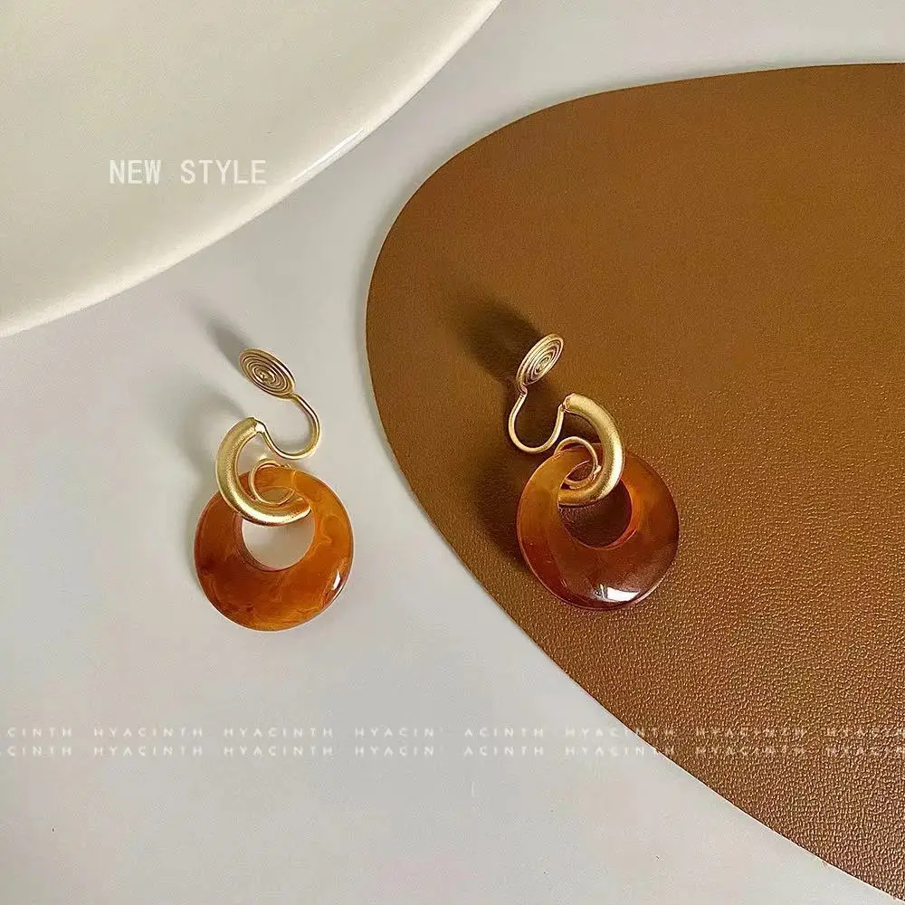 

Round hollow design style earrings