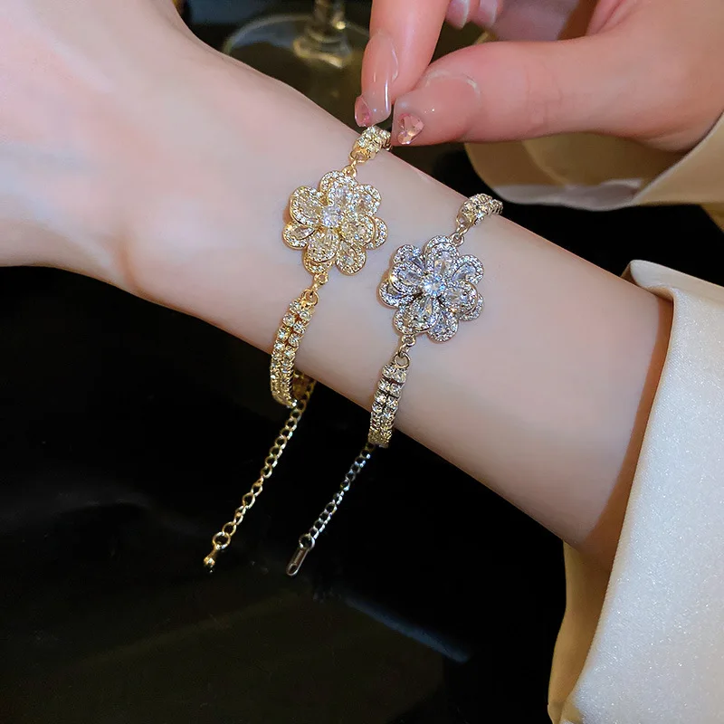 

Uilz 2022 Woman Silver Color Zircon Crystal Inlaid Flower Shape Retro High-grade Luxury Bracelet Classic Wedding Bracelets Gift