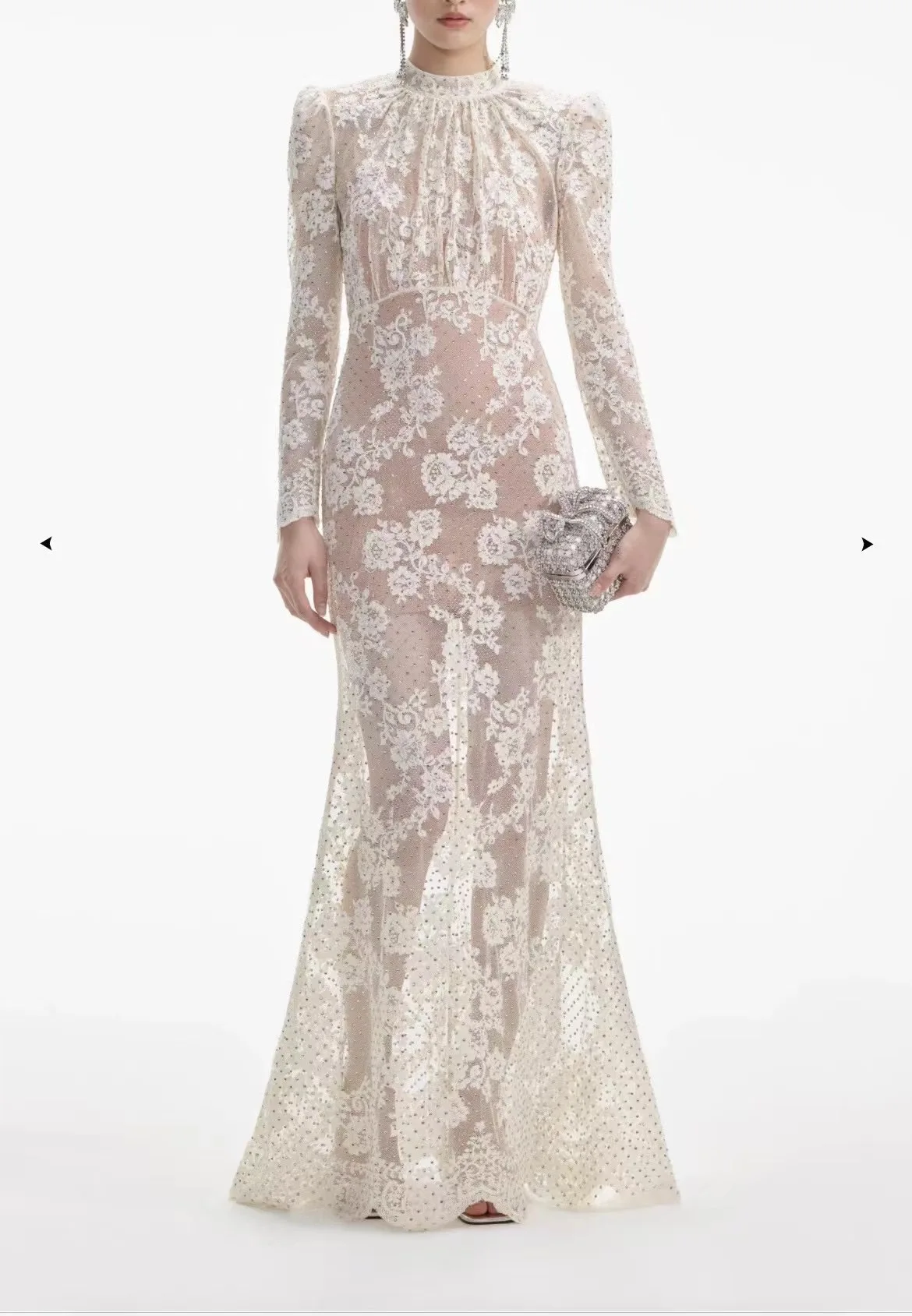 Женское платье с вышивкой в виде цветов