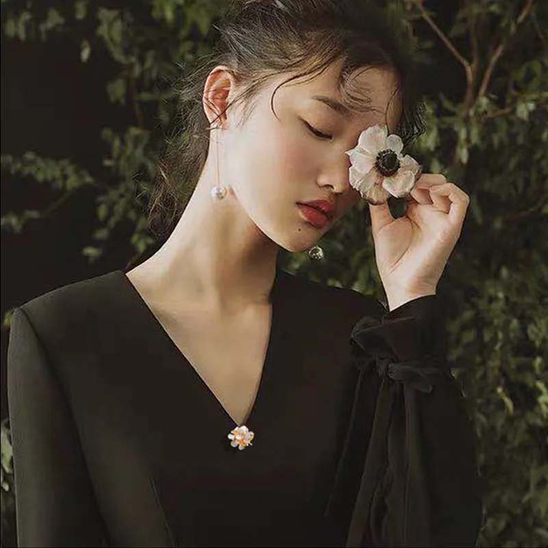 Exquisite Brooch Women's Shirt Collar Pin Fashion Flowers Versatile Anti-Exposure Cardigan Neckline Fixing Buckle Skirt Jewelry