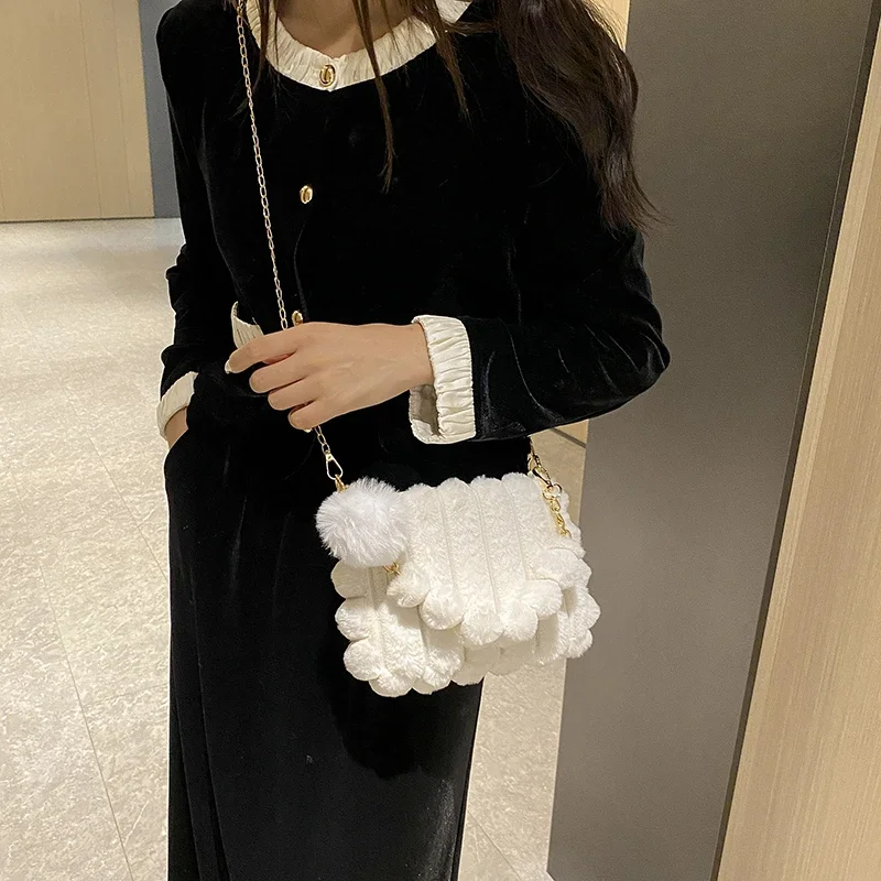 

Luxury Furry Women's Bag Winter Fluffy Messenger Bag Y2K Plush Handbag Small Eco Bag Fur Shoulder Crossbody Bag Chains Satchels