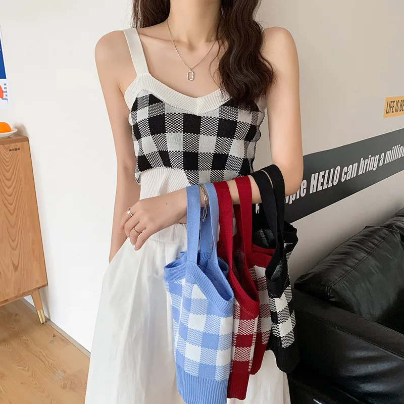 Женский короткий топ в клетку с V-образным вырезом |