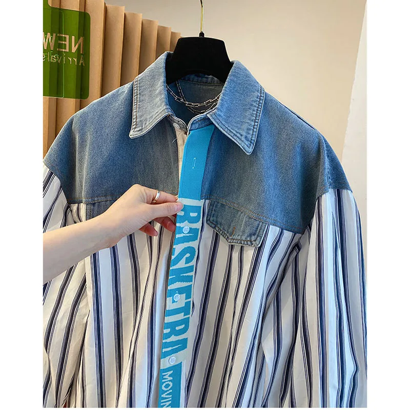 Женская рубашка в полоску с вышивкой виде букв Джинсовая блузка составного кроя