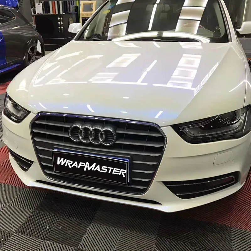 Белая фотография глянцевые от белого до синих мест покрывающие автомобили под