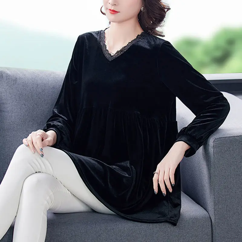 Футболка женская бархатная с V-образным вырезом и кружевом большого размера