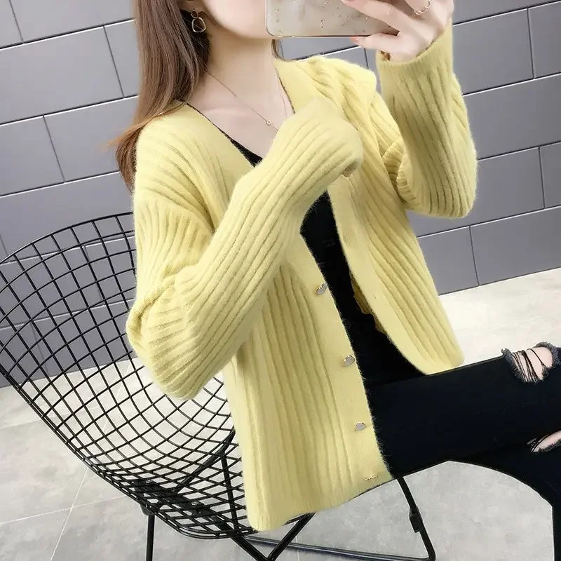 Женский вязаный свитер на пуговицах розовый с V-образным вырезом фиолетовый