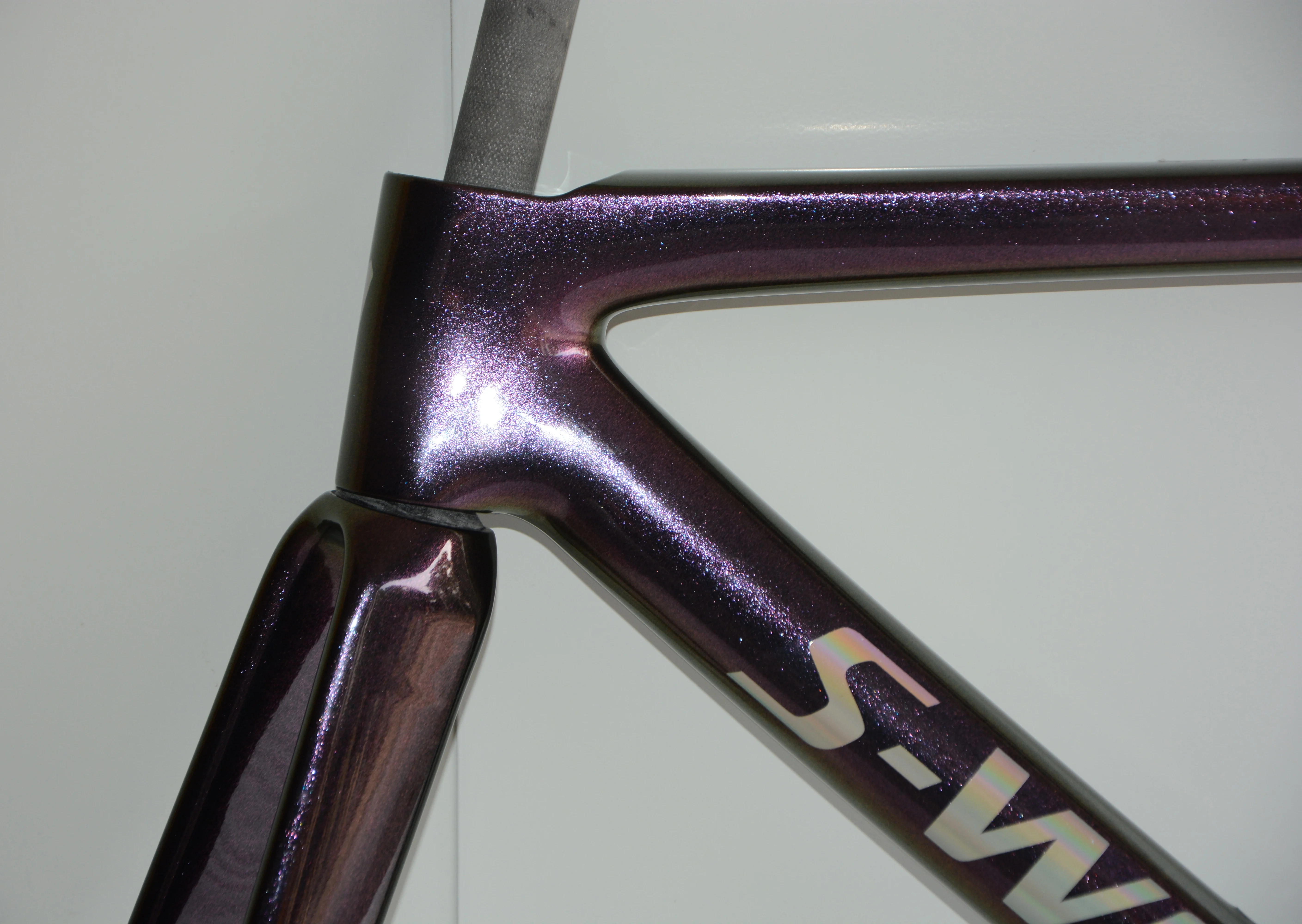 

2022 Favorite chameleon coating Carbon Disc Brake Road frame cabling lnner wiring suitable for Di2 electronic shift bicycle